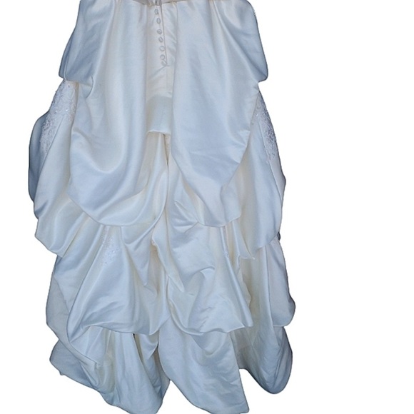 size 12. Stunning and elegant. A fit that perfects that hourglass shape! - Picture 7 of 11